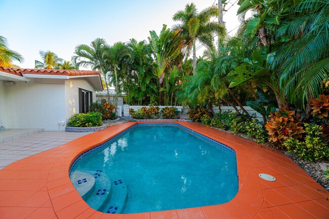 Building Photo - 1016 NE 26th Ave