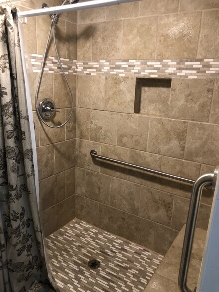 Extra large shower with seat and grab bars - 1001 Robertson