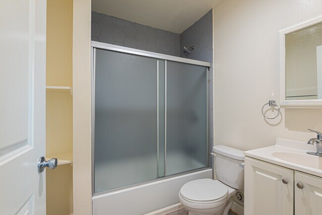 Building Photo - 603 W 49th St