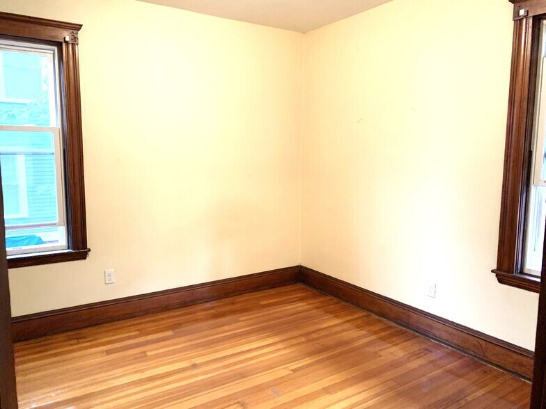Bedroom w/2 closets empty - 36 St Margaret St