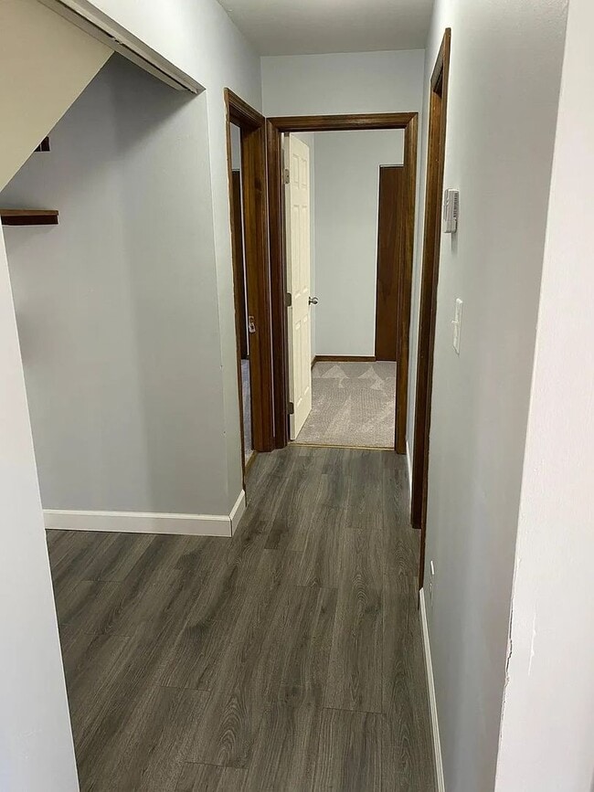 Building Photo - Adorable 4/2 with huge yards