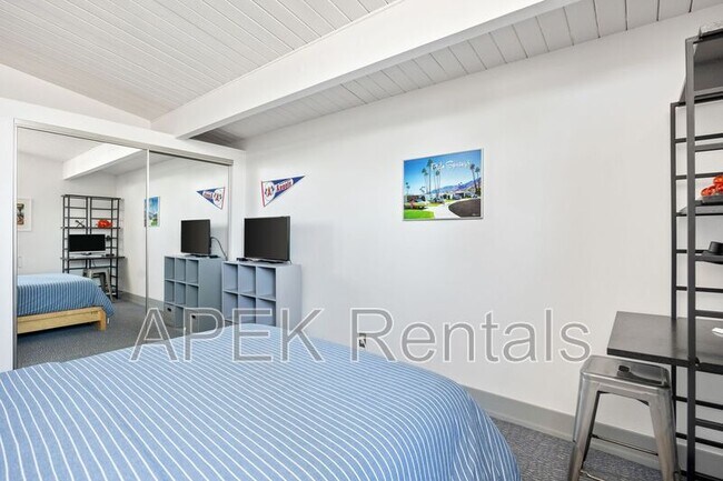 Building Photo - 915 E Racquet Club Rd