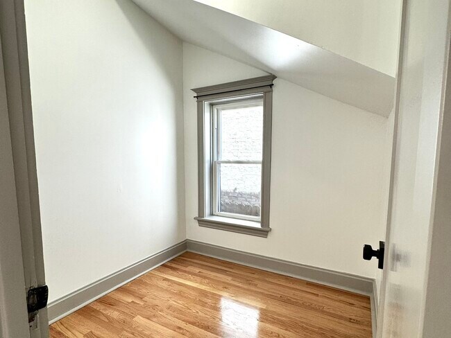 Building Photo - 2424 N Mozart St