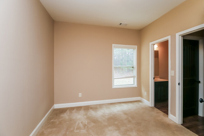 Building Photo - Fantastic Opportunity 5 Bedroom  3 Bath Ho...