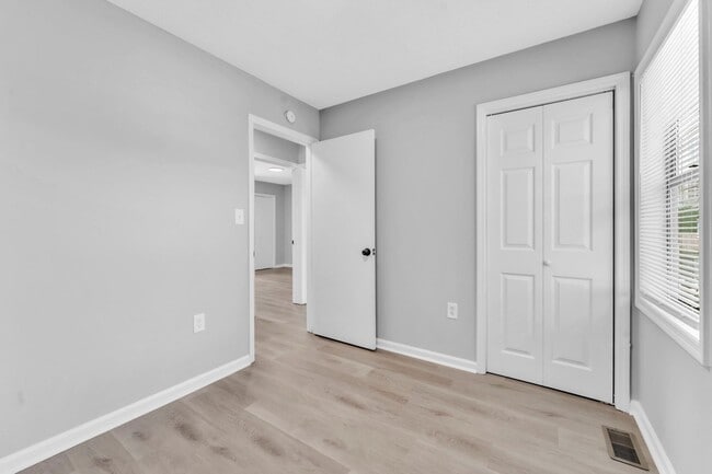 Building Photo - *NEWLY RENOVATED* 2 Bedroom Townhouse in D...