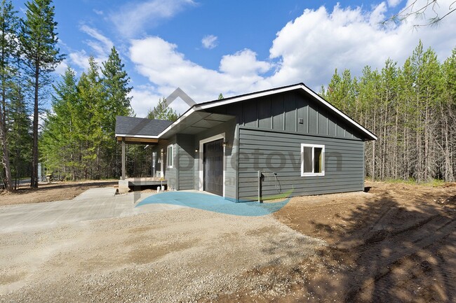 Building Photo - 2 Bedroom 1 Bathroom Home with a Single Car Garage Available in Blanchard!