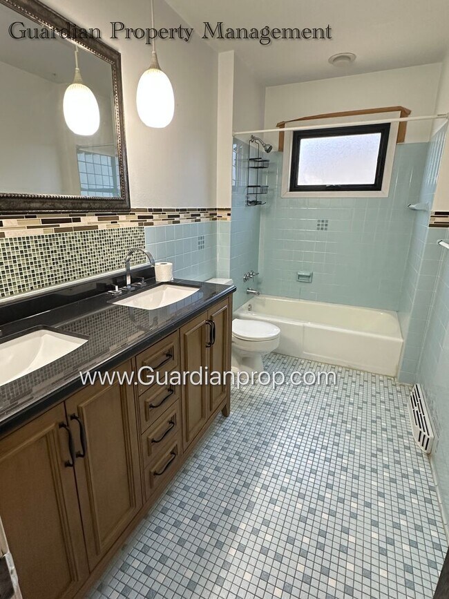 Building Photo - Burnsville Single Family Home, 2 Car Garage, Large Sun Room, Fireplace, Deck