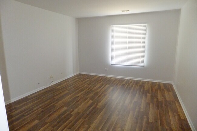 Building Photo - 905 Knottingham Dr