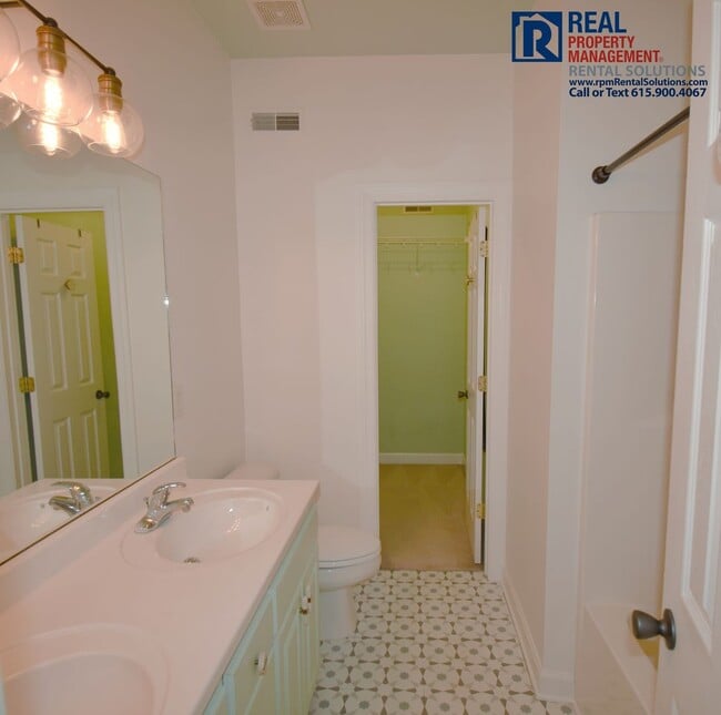 Building Photo - Charming 3 bd 2.5 ba townhouse! Washer/dryer included and attached garage!