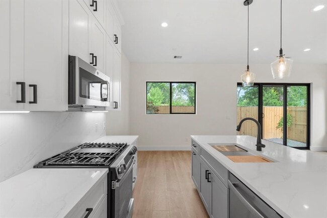 Building Photo - 6139 W Forest Dr