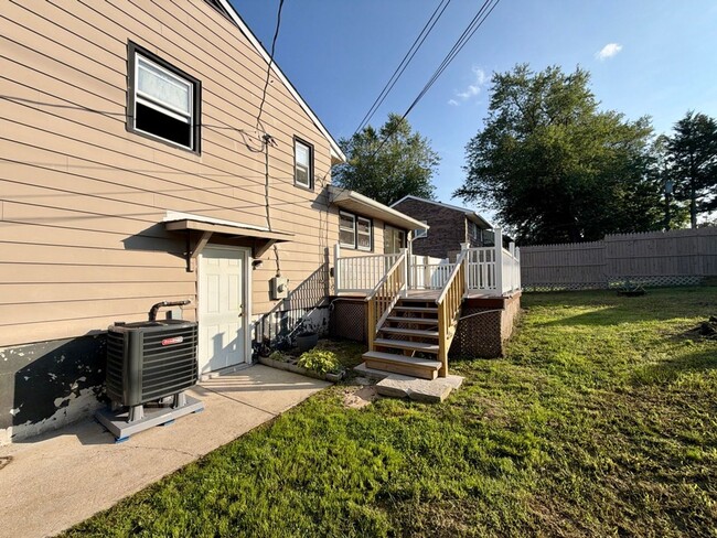Building Photo - 18 Aquilla Ave