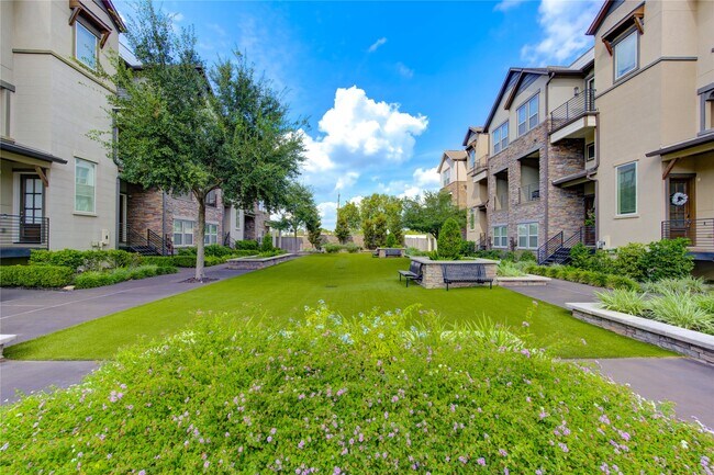 Building Photo - 2661 Fountain Key Blvd