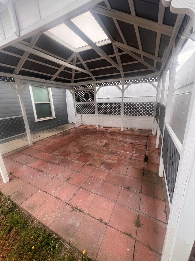 Building Photo - Beautiful 3 Bed / 2 Bath Home with Detached Bonus Space