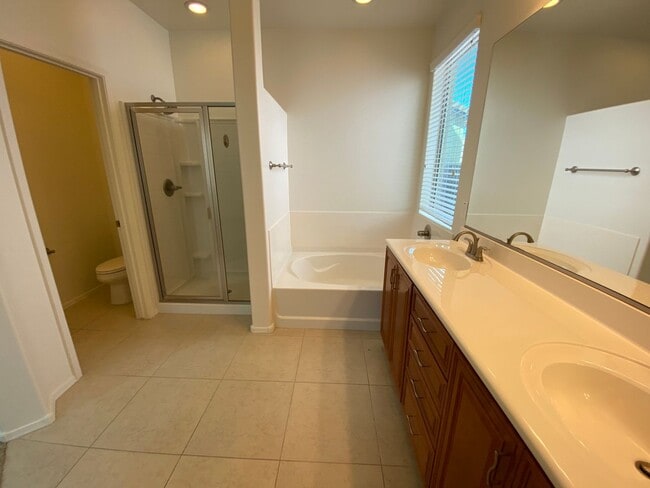 Building Photo - 2 Week Free Rent - Chandler Gem!