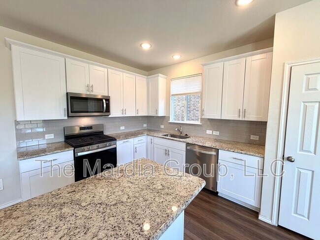 Building Photo - 2006 Hummingbird St