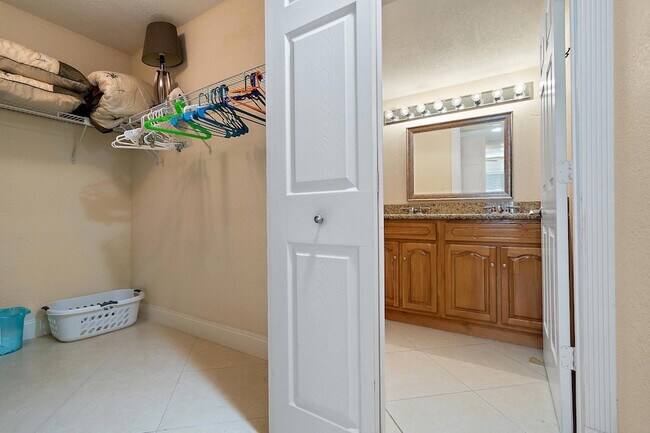 Building Photo - 275 Palm Ave