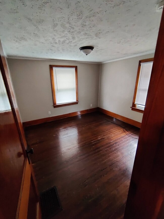 Building Photo - 127 E Woodside St