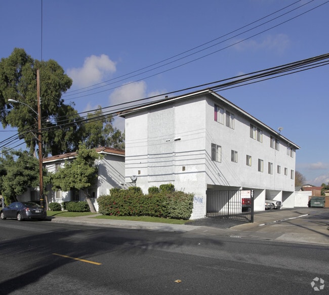 Building Photo - Diamond Villas