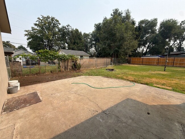 Building Photo - Freshly remodeled 3br 1ba, garage, LVP Flooring throughout.