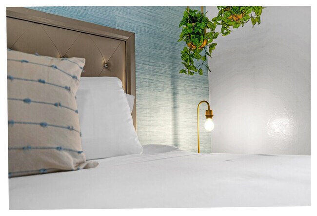 Building Photo - 425 NE 105th St