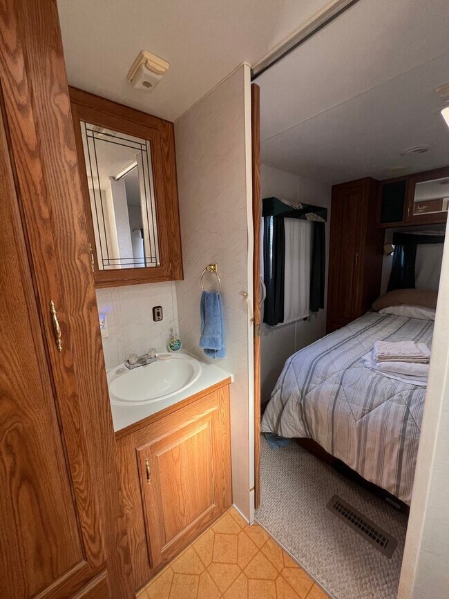 Building Photo - SHORT TERM FOOTHILLS RETREAT!