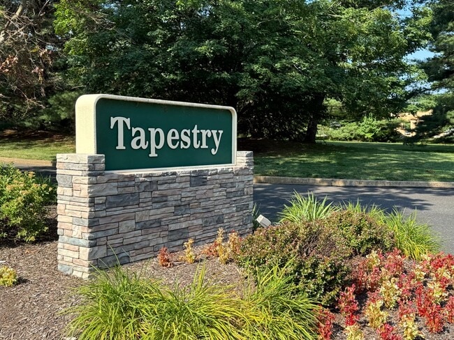 Building Photo - 3BR+BSMT Townhome (Tapestry) with COUNCIL ...
