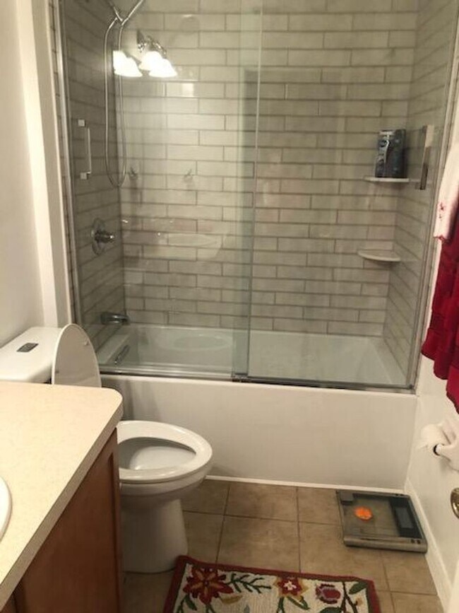 Building Photo - 4 bedrooms, 2 bathrooms, 2 car garage