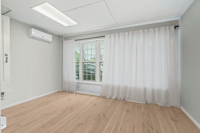 Building Photo - 1606 Laurel Ave