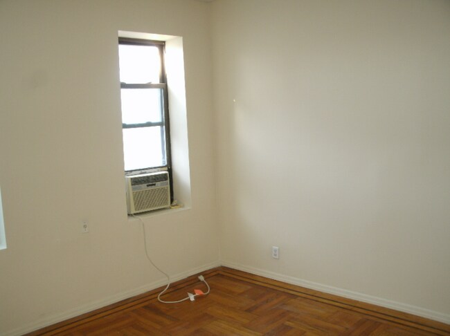 Building Photo - 400 E 45th St