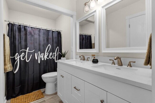 Building Photo - "Charming 2-Bed Townhouse in Fort Walton Beach"