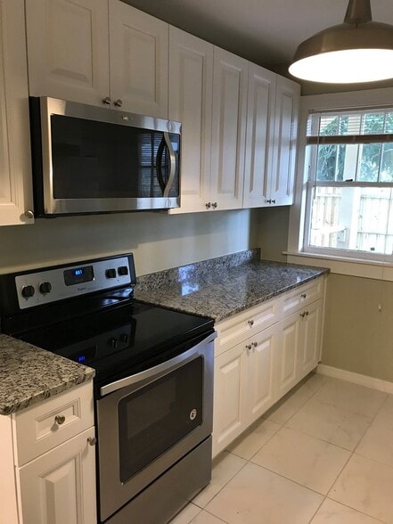 Building Photo - 1325 2nd Ave W