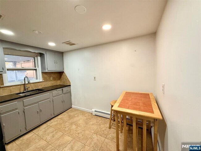 Building Photo - 12 Farview Terrace