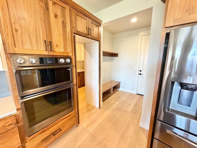 Building Photo - Beautiful Modern 5 Bedroom Home!! Furnished or Unfurnished option!!