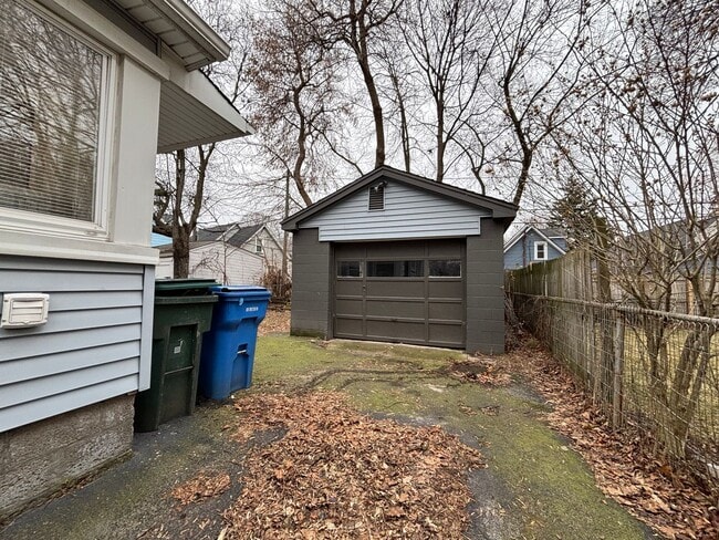 Building Photo - 4 Bedroom 2 Bath Single Family Home W/Garage!