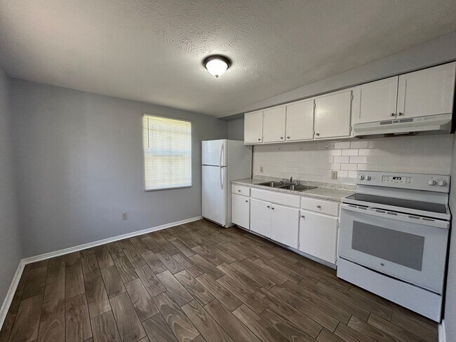 Building Photo - Phyllis Street Duplexes