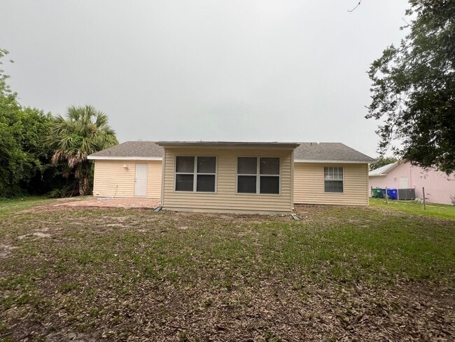 Building Photo - Sebastian Home