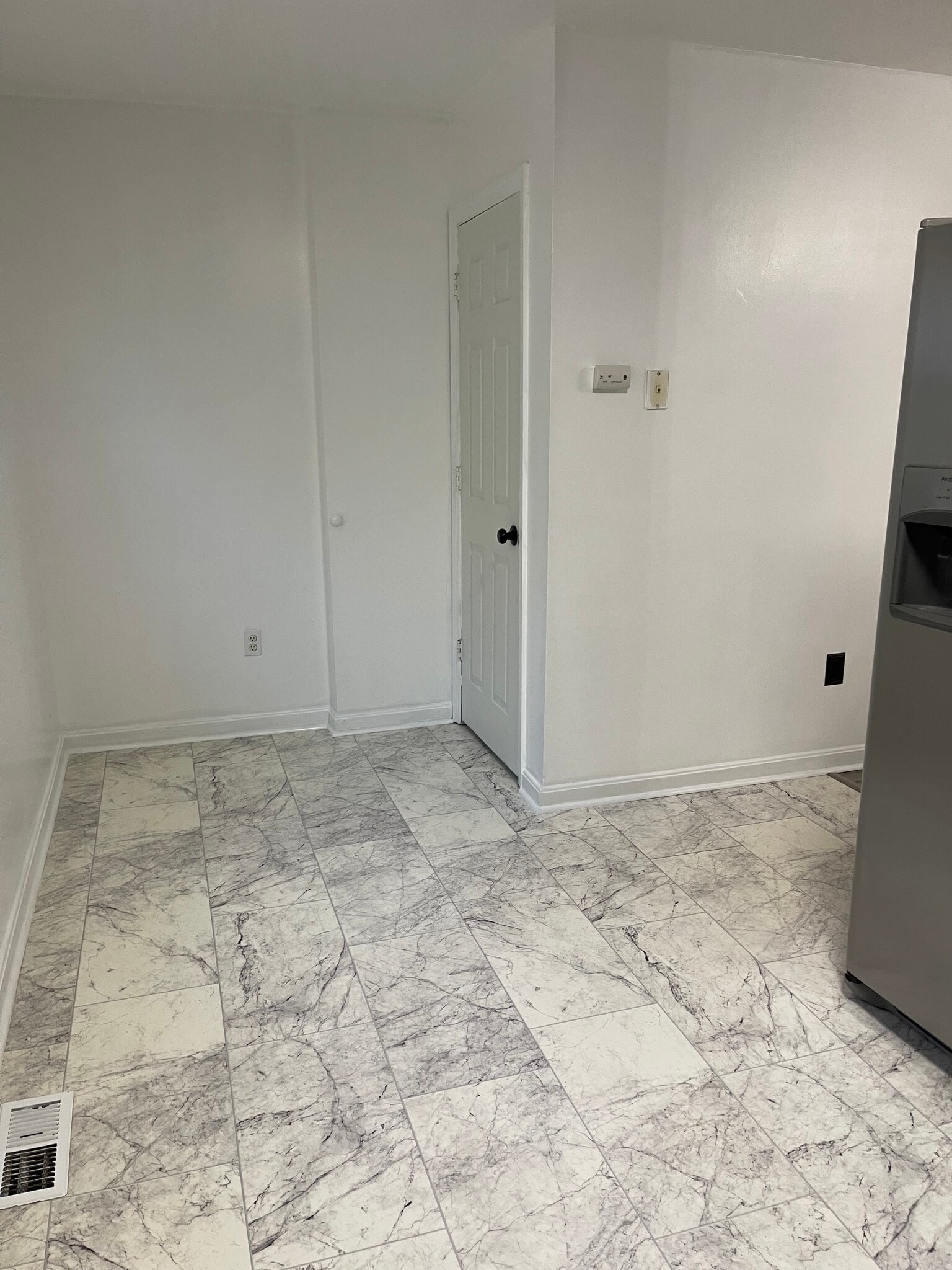 Building Photo - 147 Holmes St