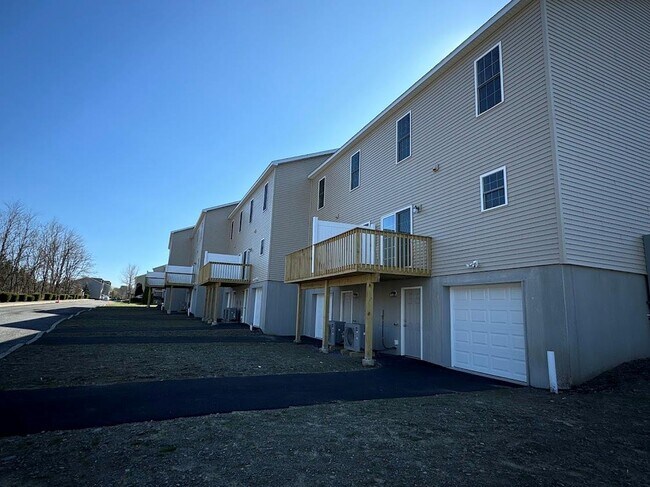 Building Photo - 2 Hudson Cir