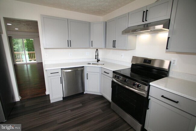 Building Photo - 124 Azalea Ct