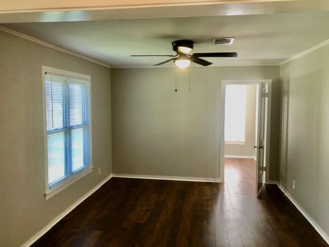 Building Photo - $500 OFF MOVE IN SPECIAL-DESIRABLE BENTON-...