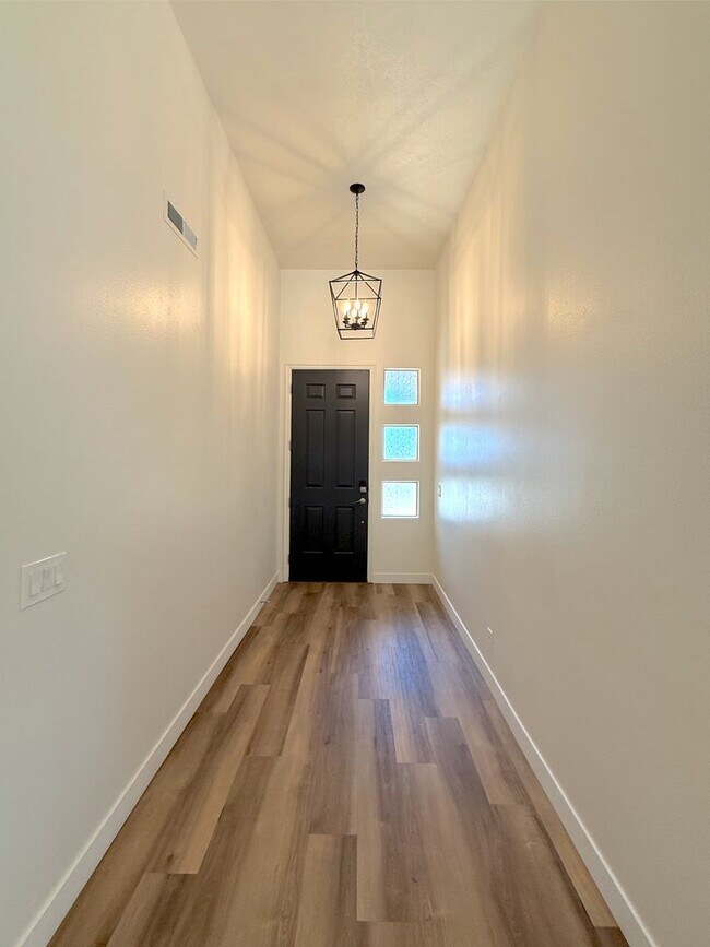 Building Photo - 3 bed, 2 bath home with 2 car garage