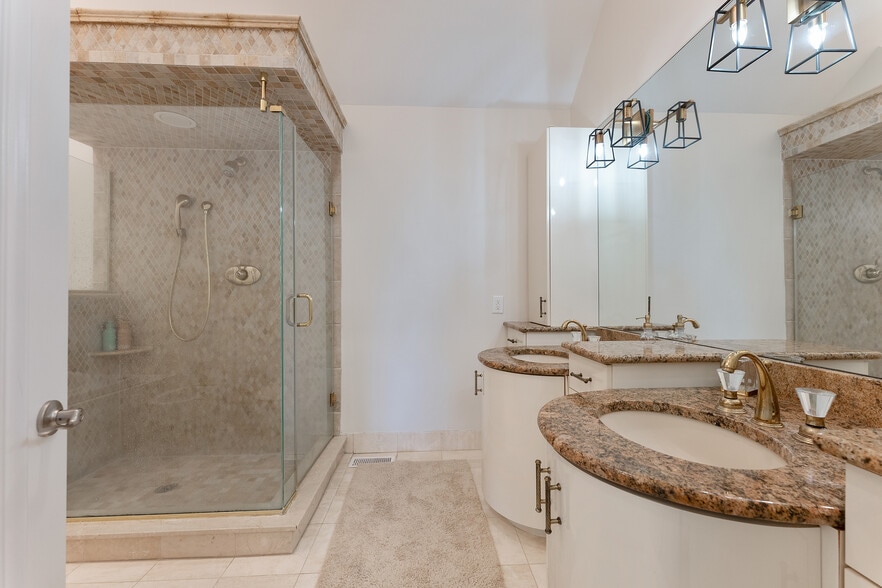 Building Photo - 7600 Bayshore Dr