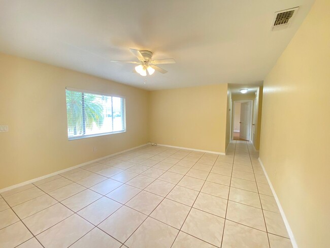 Building Photo - 3 Bed / 2 bath / 1 Car Garage Home with La...