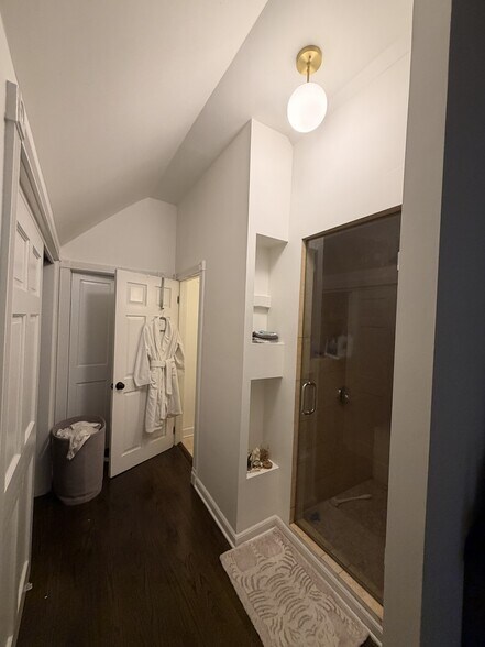 Bathroom 2 - 3046 N Leavitt St