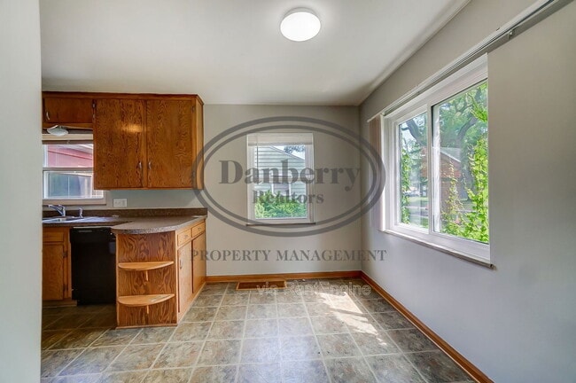 Building Photo - 347 Darrow Ave