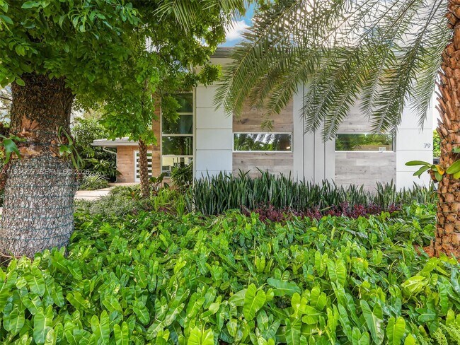 Building Photo - 79 Shore Dr E