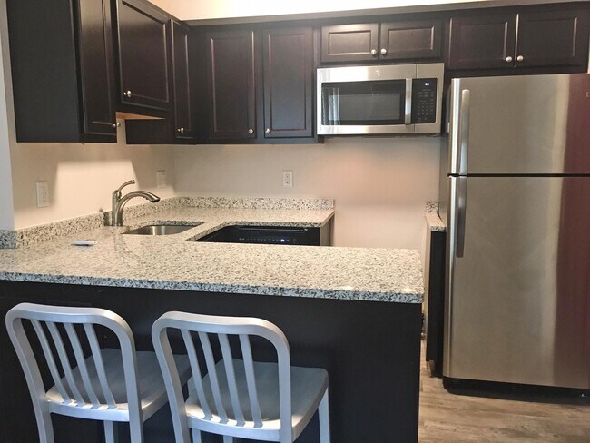 Building Photo - 912 Oakland Ave