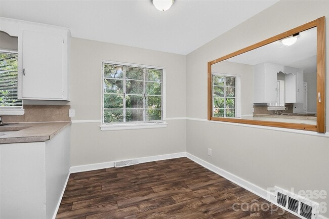 Building Photo - 2642 Arnold Dr