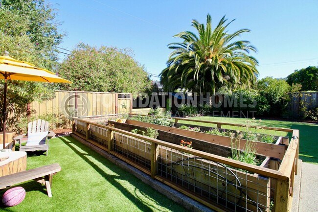 Building Photo - Charming 3 bed, 2 bath home nestled on a l...