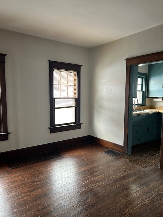 Building Photo - 2 Bedroom, 2 Bath Home w/Full Basement in Dayton